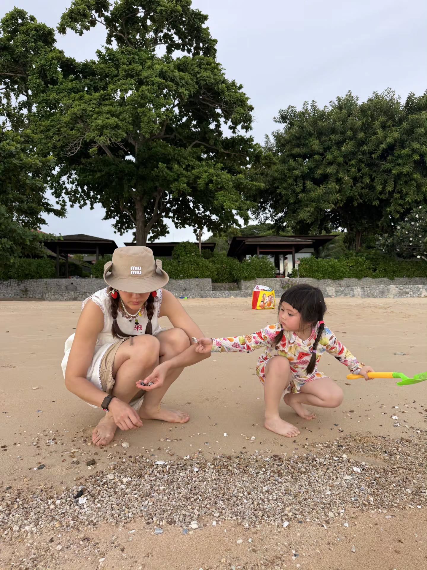 โมเมนต์สุดป่วน! 'น้องเกล' โต้กลับชาวเน็ตถามไม่ไปเรียนเหรอ ทำ 'แม่ชม' ห้ามแทบไม่ทัน