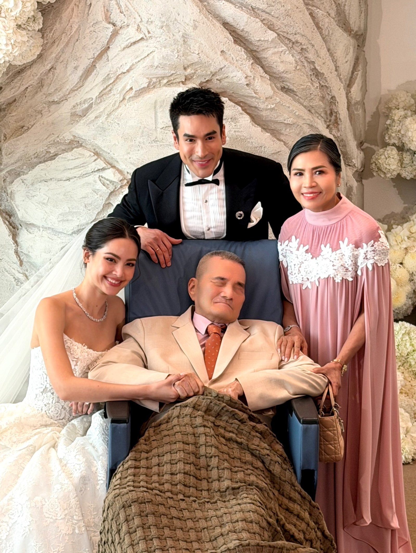 ภาพประทับใจ ณเดชน์ ดูแลคุณพ่อโยชิโอร่วมงานวิวาห์สุดอบอุ่น
