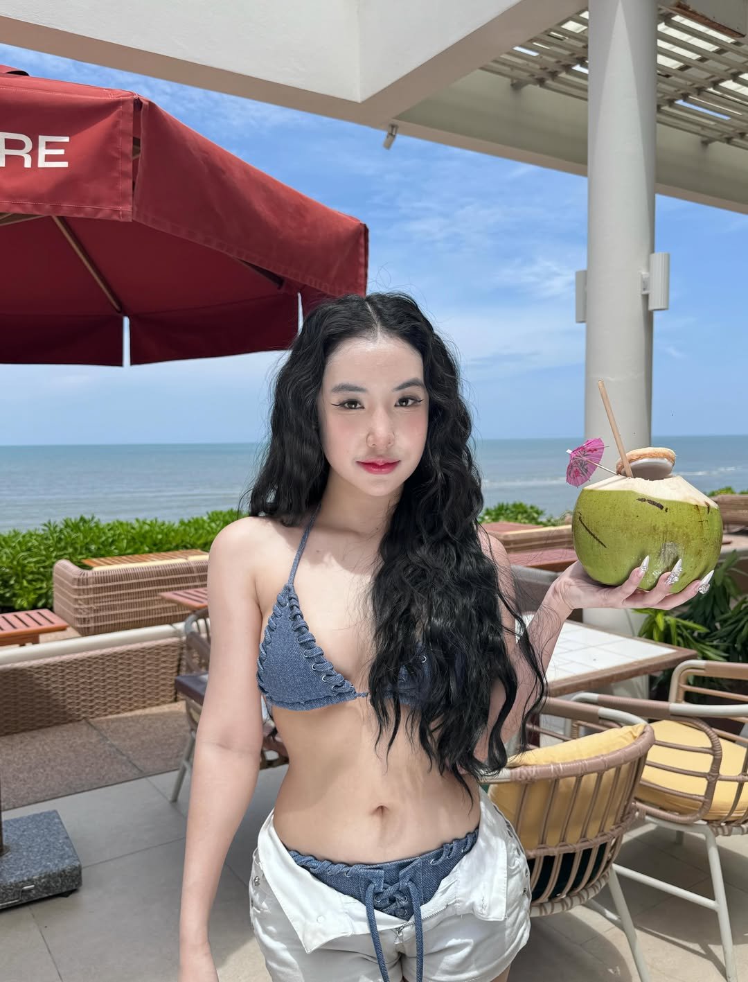 พลอย มงกุฎเพชร ลูกสาว เท่ง เถิดเทิง อวดหุ่นแซ่บในชุดบิกินี่ แฟนคลับแห่ชื่นชมความสวย