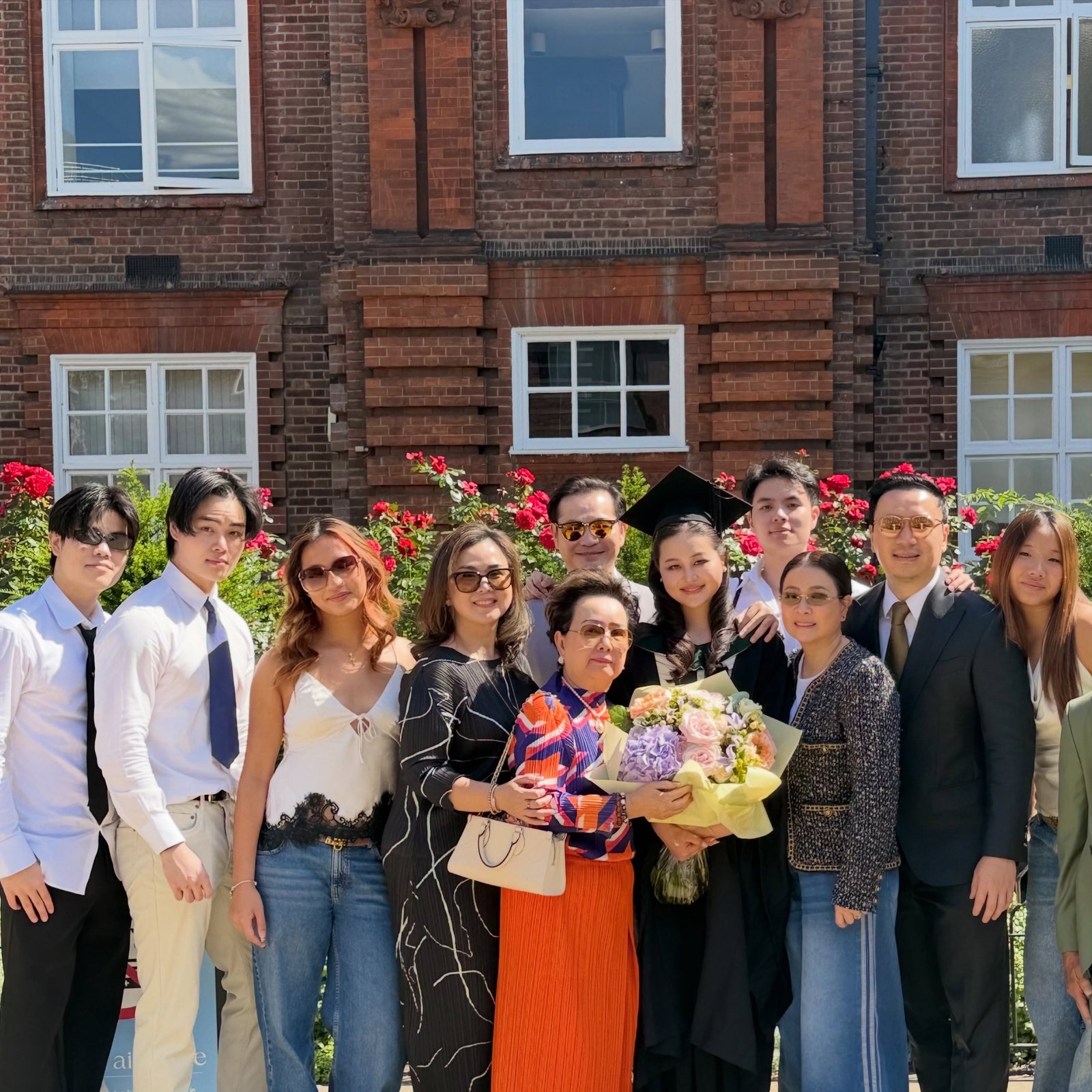 อบอุ่นหัวใจ! ครอบครัวรังษีสิงห์พิพัฒน์ บินลัดฟ้าฉลองความสำเร็จหลานสาวเรียนจบจากอังกฤษ