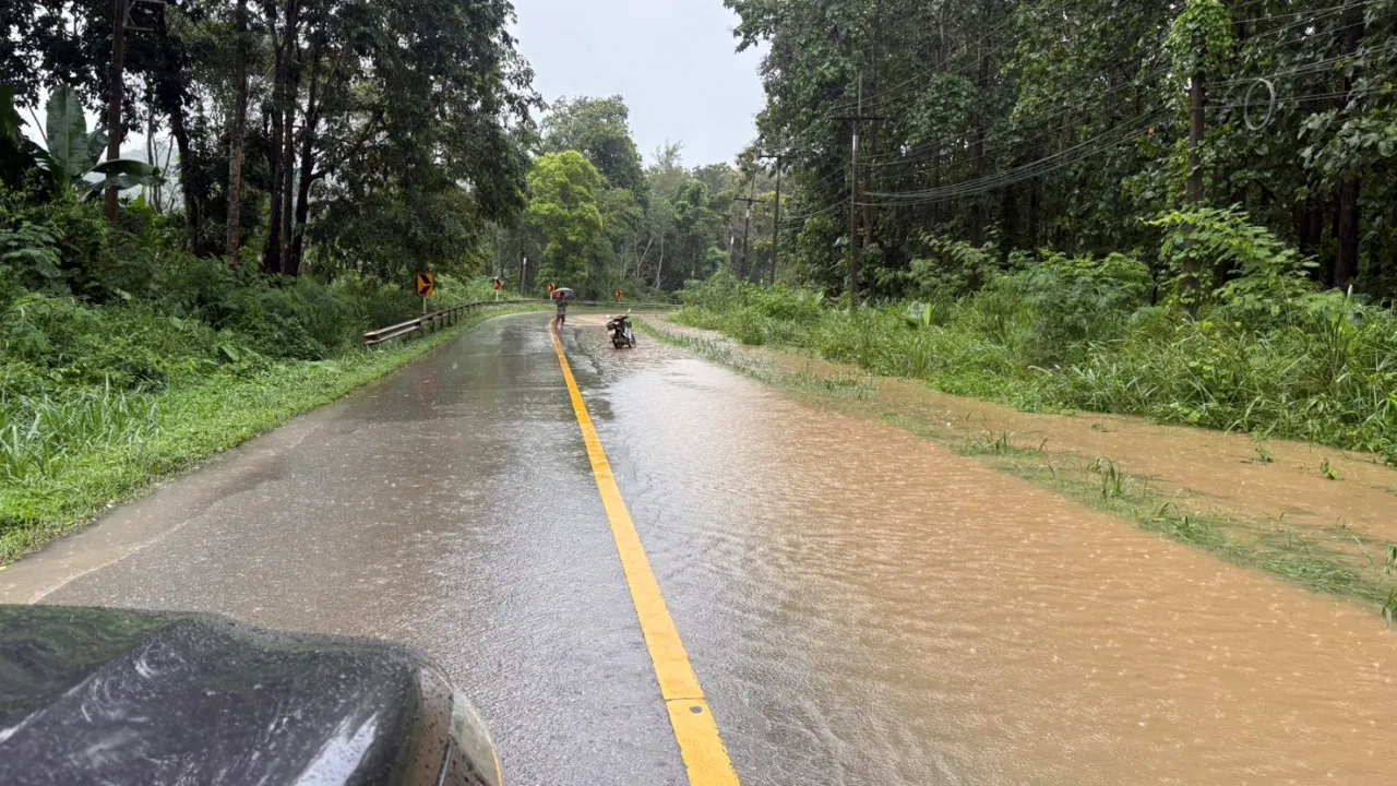 สังขละบุรีอ่วมฝนถล่ม! น้ำท่วมถนนสาย 323-สะพานไม้ชำรุด เร่งติดป้ายเตือนภัย