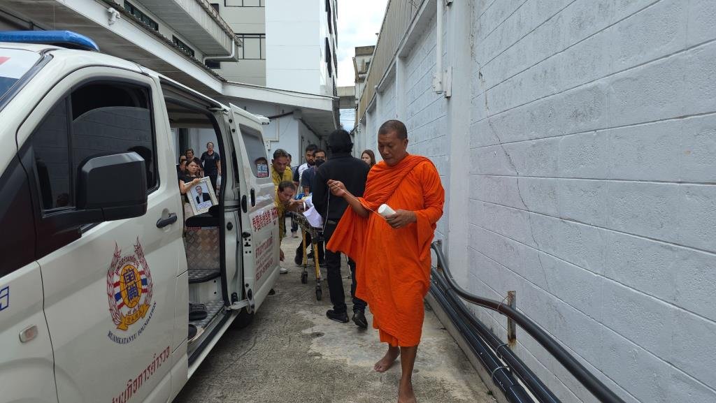 ครอบครัวเคลื่อนร่าง 'โอเลี้ยง เชิญยิ้ม' ประกอบพิธีทางศาสนา หลังต่อสู้โรคร้ายมาอย่างยาวนาน