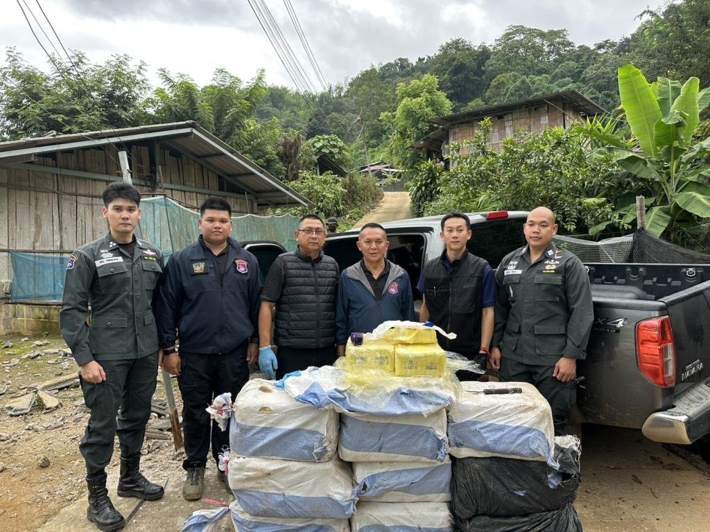 ตชด. สกัดจับกระบะขนยาบ้า 2 ล้านเม็ด ซิ่งแหกโค้งบนทางหลวง 107 แม่จัน-แม่อาย