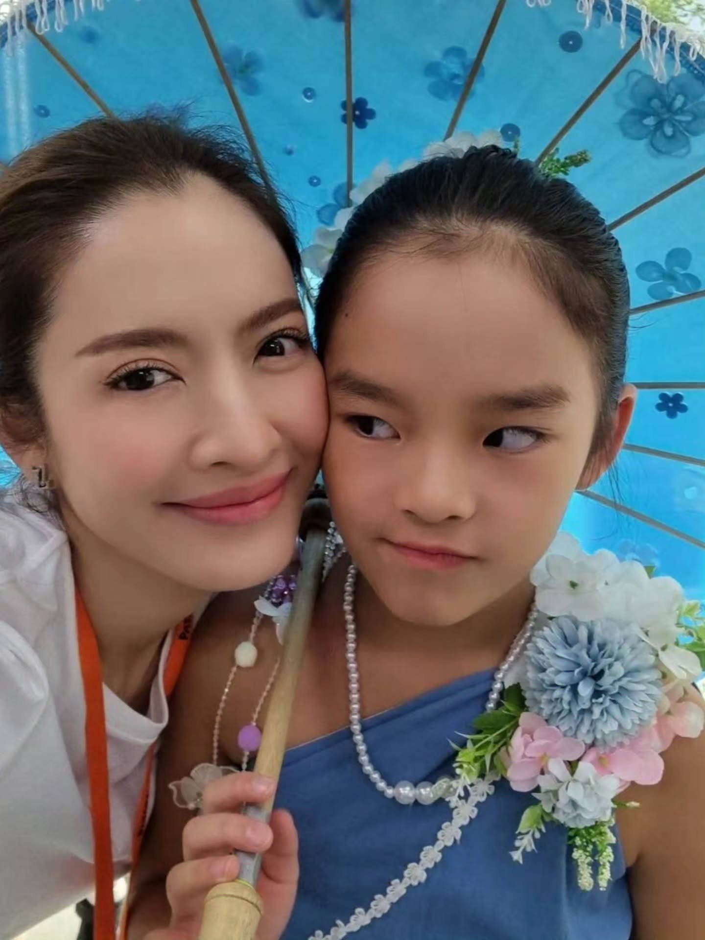 แอฟ ทักษอร โพสต์ภาพเปิดเทอม น้องปีใหม่ ทำแฟนคลับตะลึงความสูงพุ่งพรวด