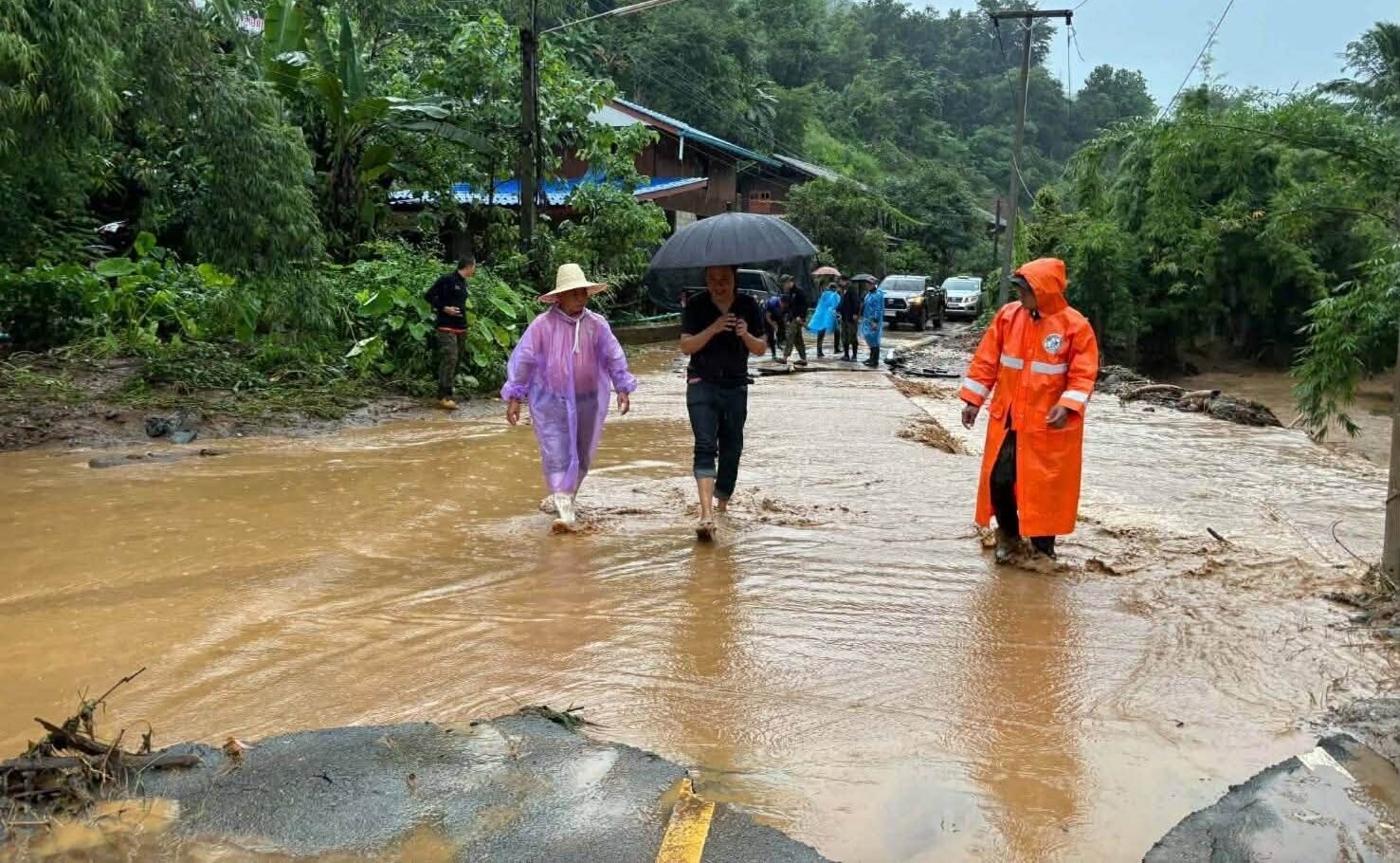 น้ำป่าถล่มบ้านห้วยเสือเฒ่า แม่ฮ่องสอน สะพานขาด-ร้านค้าที่ระลึกเสียหายหนัก