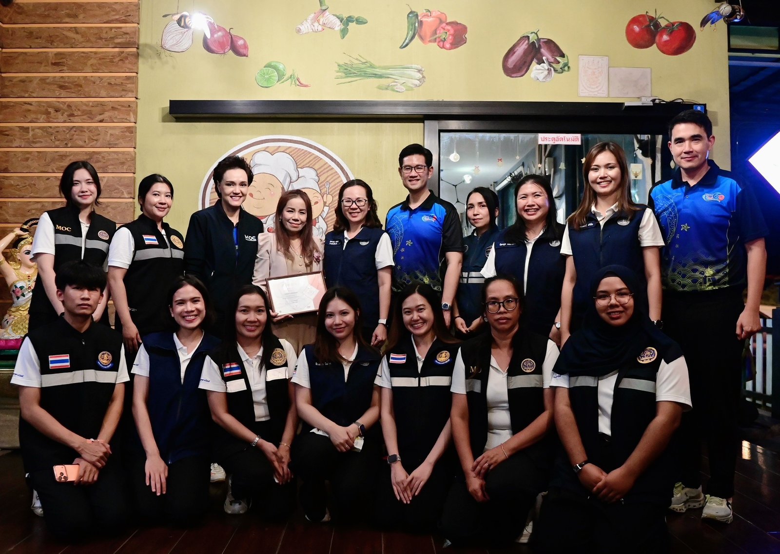 รองนายกฯ ศุภจี สุธรรมพันธุ์ ลงพื้นที่ตรวจเยี่ยมร้านอาหารชื่อดังใน จ.ชุมพร