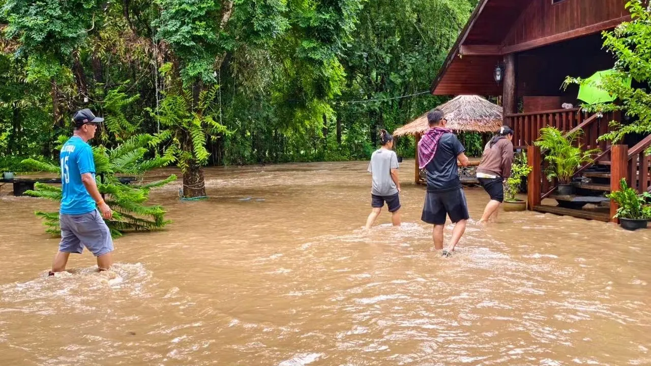 สังขละบุรีอ่วมฝนถล่ม! น้ำท่วมถนนสาย 323-สะพานไม้ชำรุด เร่งติดป้ายเตือนภัย