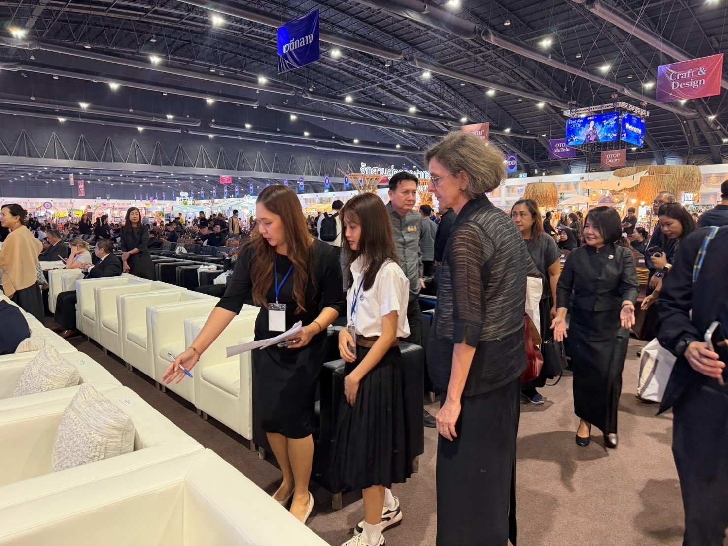 คณะศิลปศาสตร์ DPU บูรณาการการเรียนรู้ ส่งนักศึกษาล่ามอาสาหนุนผู้ประกอบการ OTOP สู่ตลาดโลก