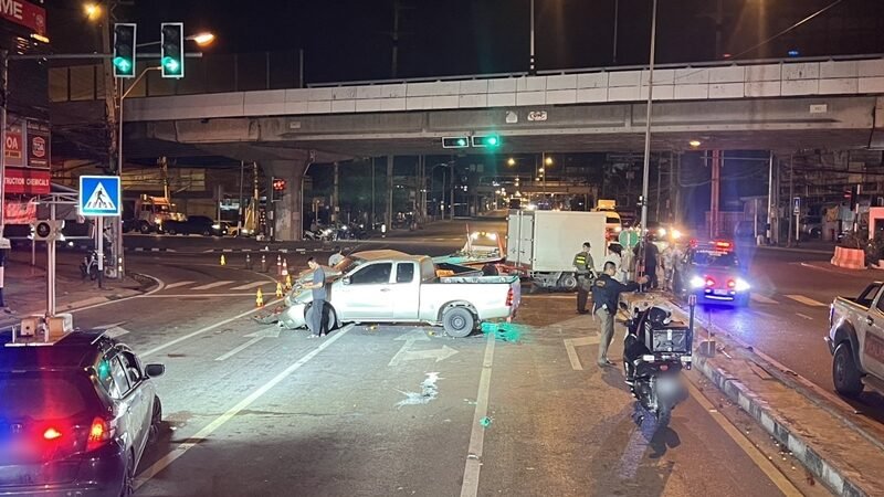 ระทึกแยกสวนสมเด็จ! กระบะชนยับ 3 คันรวด บาดเจ็บ 5 ราย ต่างฝ่ายต่างอ้างไฟเขียว