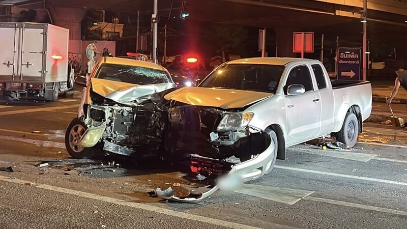 ระทึกแยกสวนสมเด็จ! กระบะชนยับ 3 คันรวด บาดเจ็บ 5 ราย ต่างฝ่ายต่างอ้างไฟเขียว