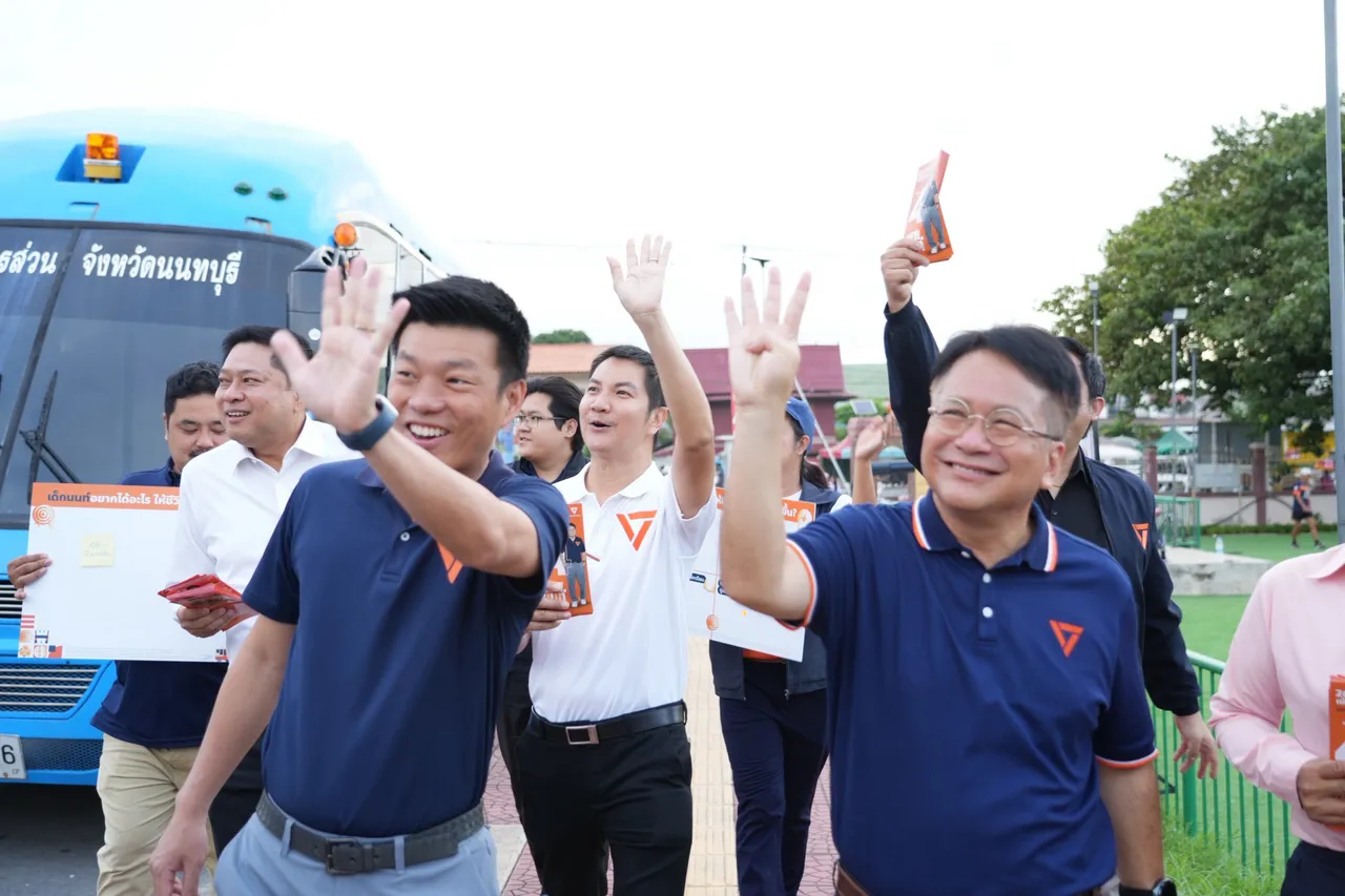 “ณัฐพงษ์-เดชรัต” ลงพื้นที่นนทบุรี ชูนโยบายการศึกษา 5 ด้าน พร้อมอัดงบ 1,600 ล้าน