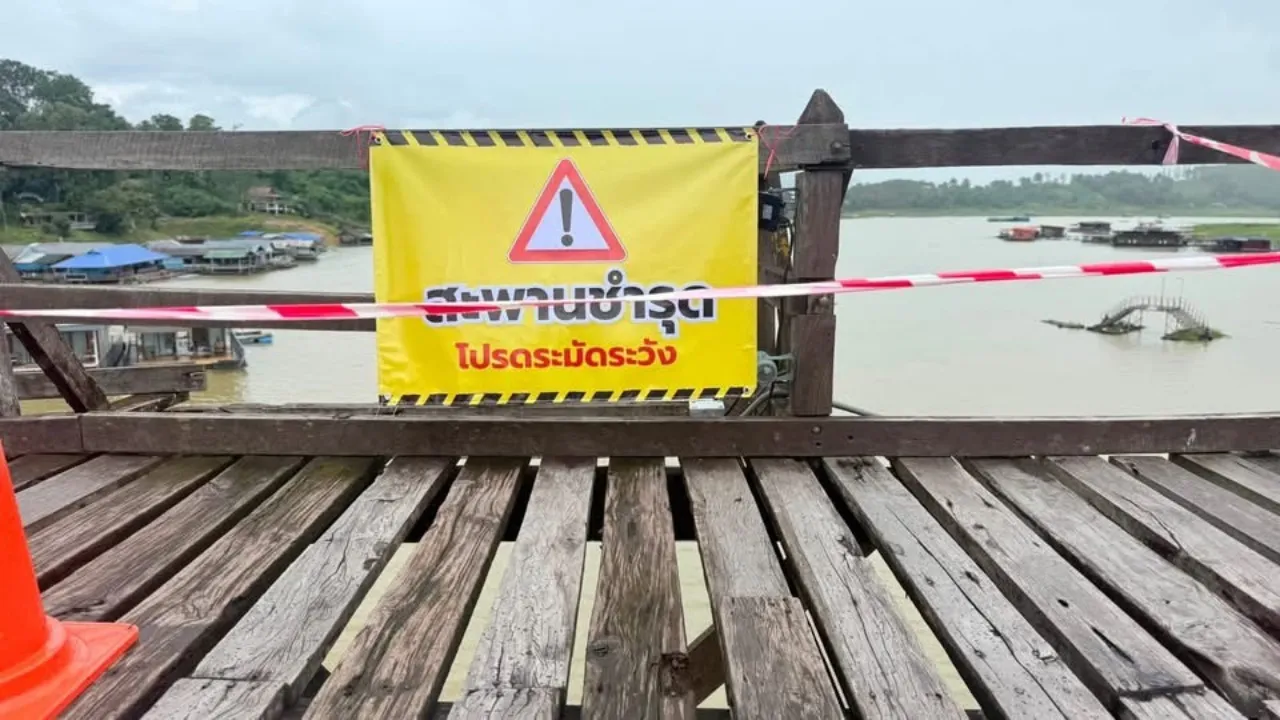 สังขละบุรีอ่วมฝนถล่ม! น้ำท่วมถนนสาย 323-สะพานไม้ชำรุด เร่งติดป้ายเตือนภัย