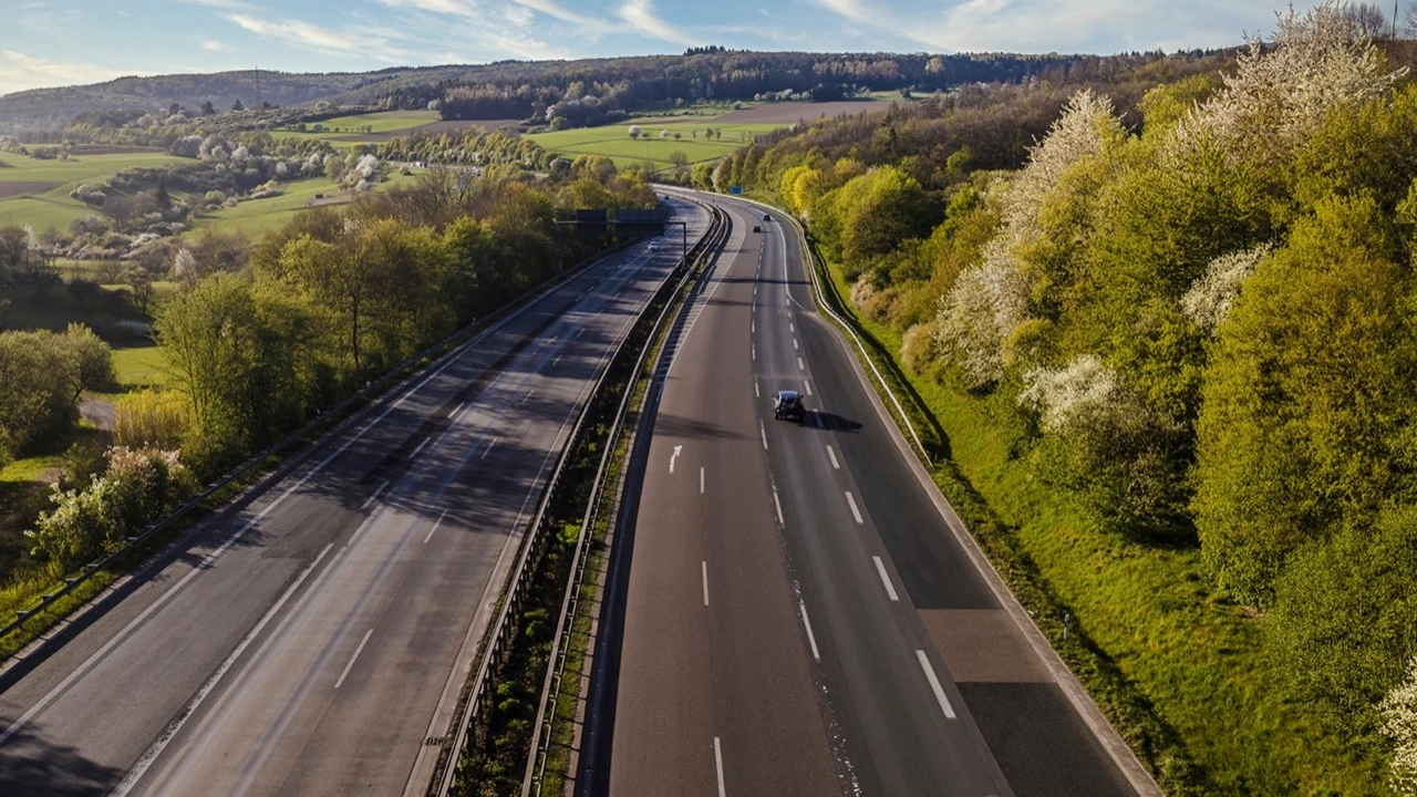 เจาะลึกตำนาน Autobahn: จากสนามทดลองสู่ไฮเวย์ไร้ขีดจำกัดความเร็วของโลก