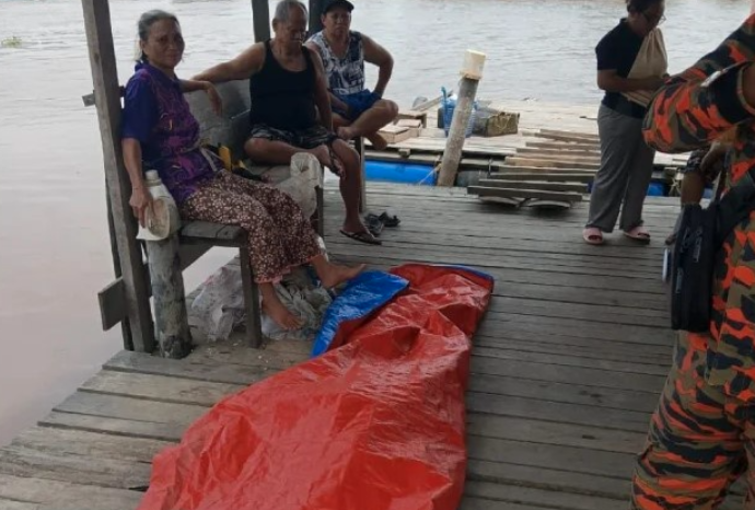 สลด! จระเข้ขนาด 4 เมตร ลากหญิงชราวัย 78 ปี ลงจากเรือต่อหน้าลูกสาวที่มาเลเซีย