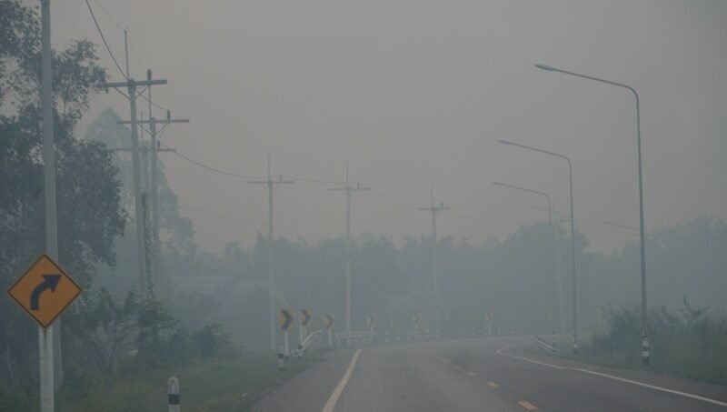 ไฟไหม้ป่าพรุควนเคร็งวันที่ 2 ลามใกล้โรงเรียน กระทบชาวบ้านกว่า 3 พันคน