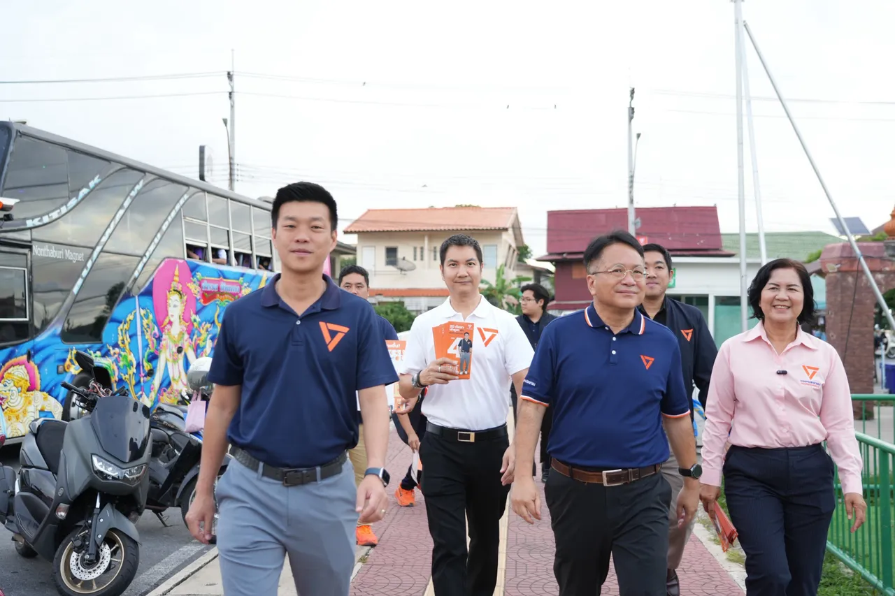 “ณัฐพงษ์-เดชรัต” ลงพื้นที่นนทบุรี ชูนโยบายการศึกษา 5 ด้าน พร้อมอัดงบ 1,600 ล้าน