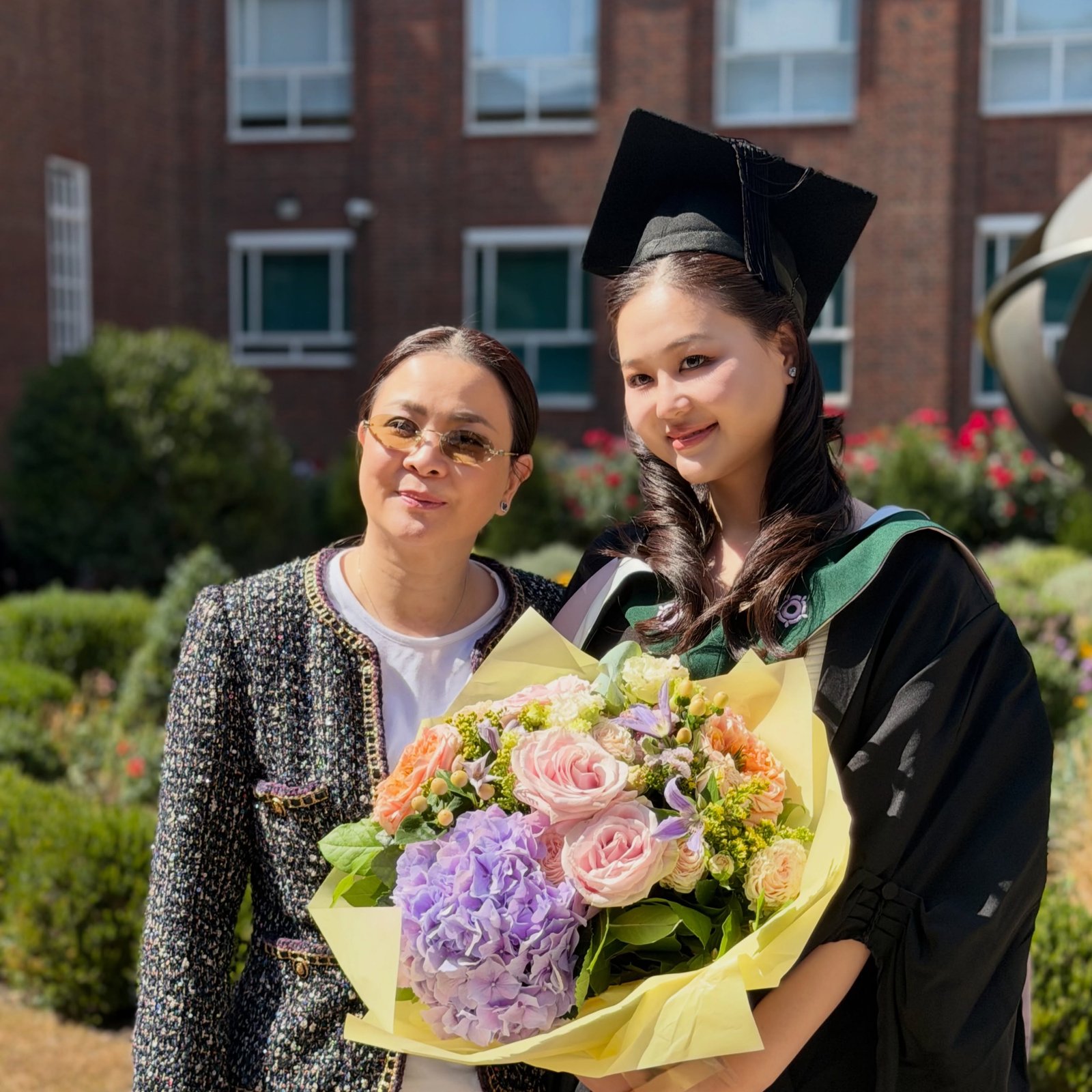 อบอุ่นหัวใจ! ครอบครัวรังษีสิงห์พิพัฒน์ บินลัดฟ้าฉลองความสำเร็จหลานสาวเรียนจบจากอังกฤษ