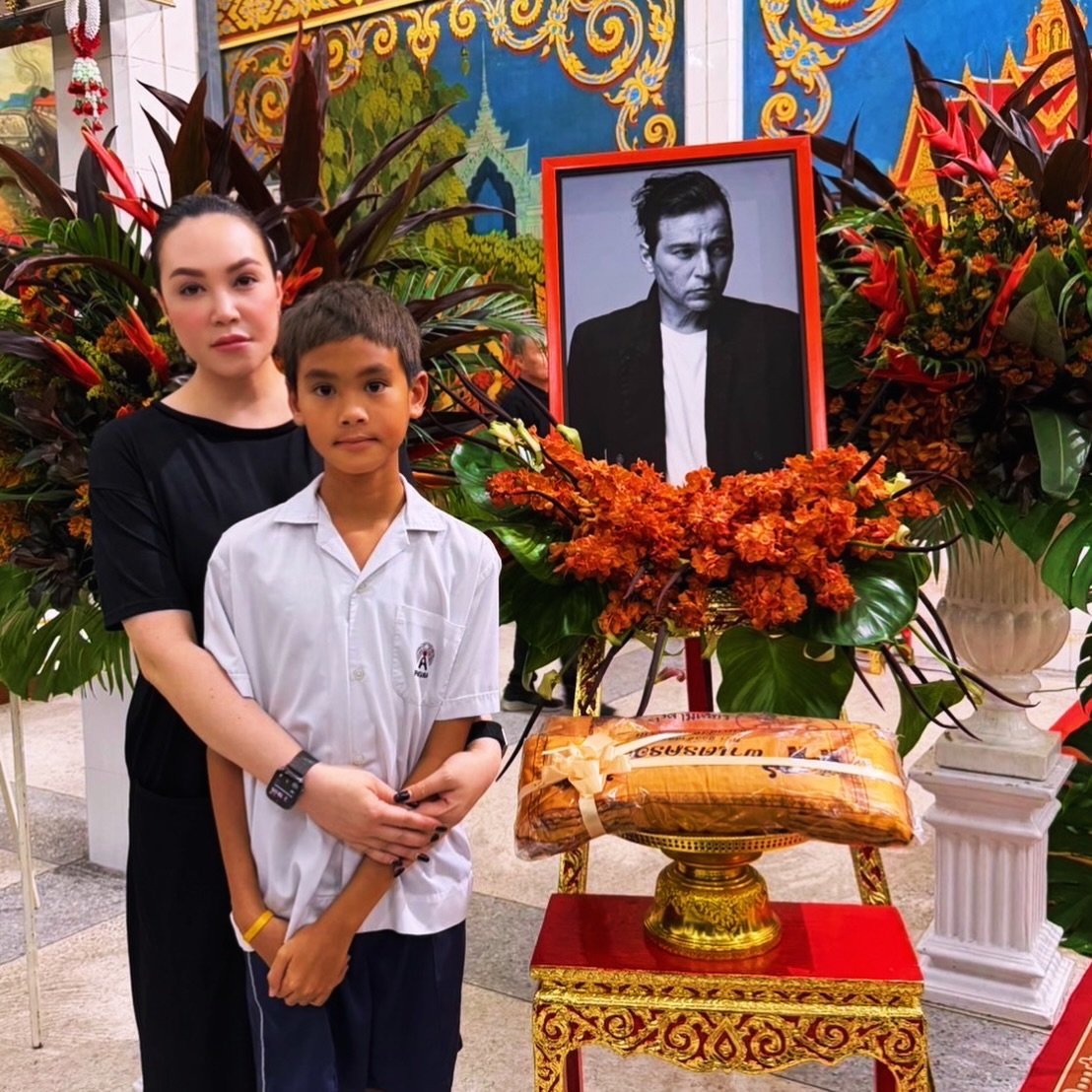 คนบันเทิงยุค 90 ร่วมอาลัยคืนแรก พิธีสวดพระอภิธรรมศพ เร แม๊คโดแนลด์