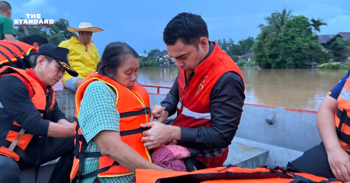 เจเศรษฐ์ ลุยเรือท้องแบนเร่งอพยพชาวปัว หนีน้ำท่วมก่อนมืดหวั่นระดับน้ำพุ่งคืนนี้