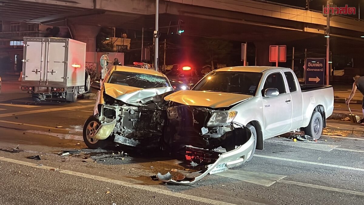 ระทึกแยกสวนสมเด็จ! กระบะชนยับ 3 คันรวด บาดเจ็บ 5 ราย ต่างฝ่ายต่างอ้างไฟเขียว