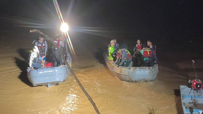 ระดมค้นหานาน 5 ชั่วโมง พบแล้วร่างชายวัย 58 ปี เหตุเรือล่มกลางแม่น้ำน่าน