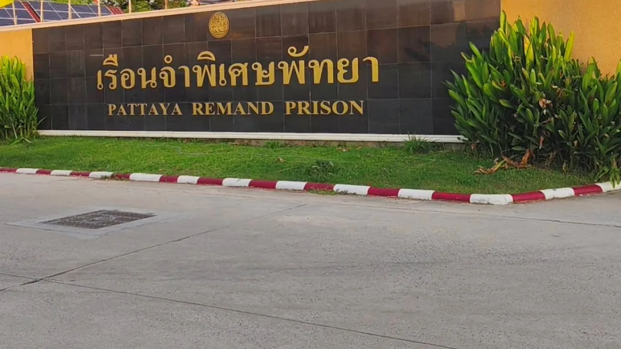 แยกขังเดี่ยวแก๊งฆ่าฝังดินชลบุรี 'ธง-บอล' เครียดหนัก ส่วน 'ป๋อง' ยังนิ่ง