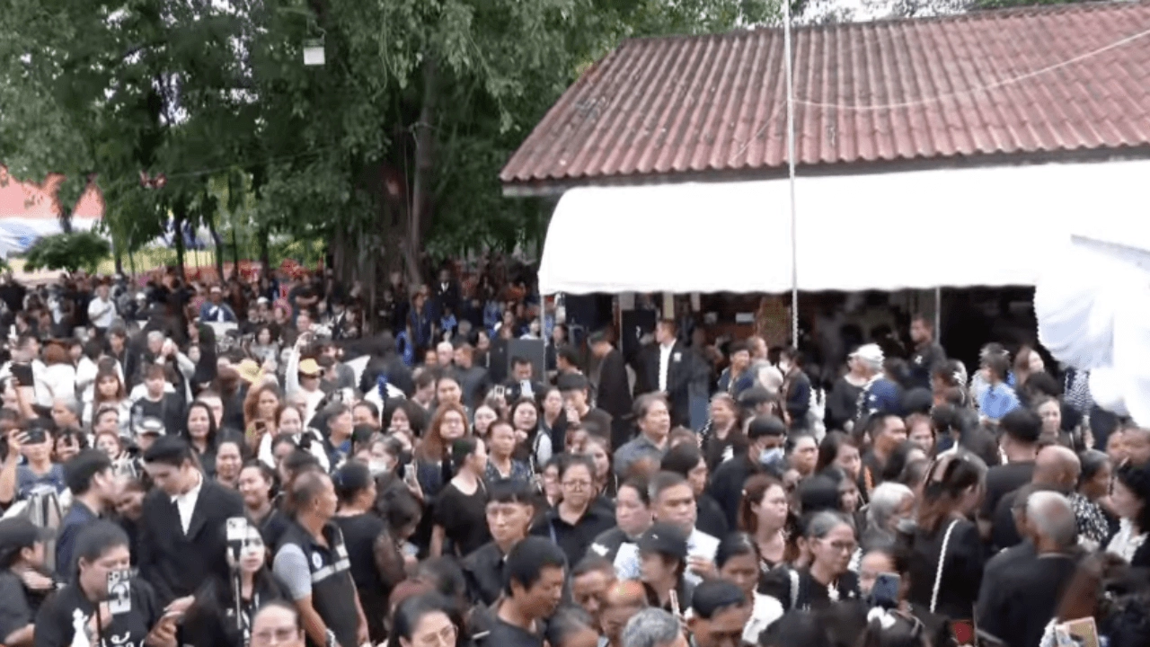 อาลัยครั้งสุดท้าย 'ฮลุน โซโล่' ยูทูบเบอร์ดัง แฟนคลับร่วมส่งวิญญาณเนืองแน่นวัด