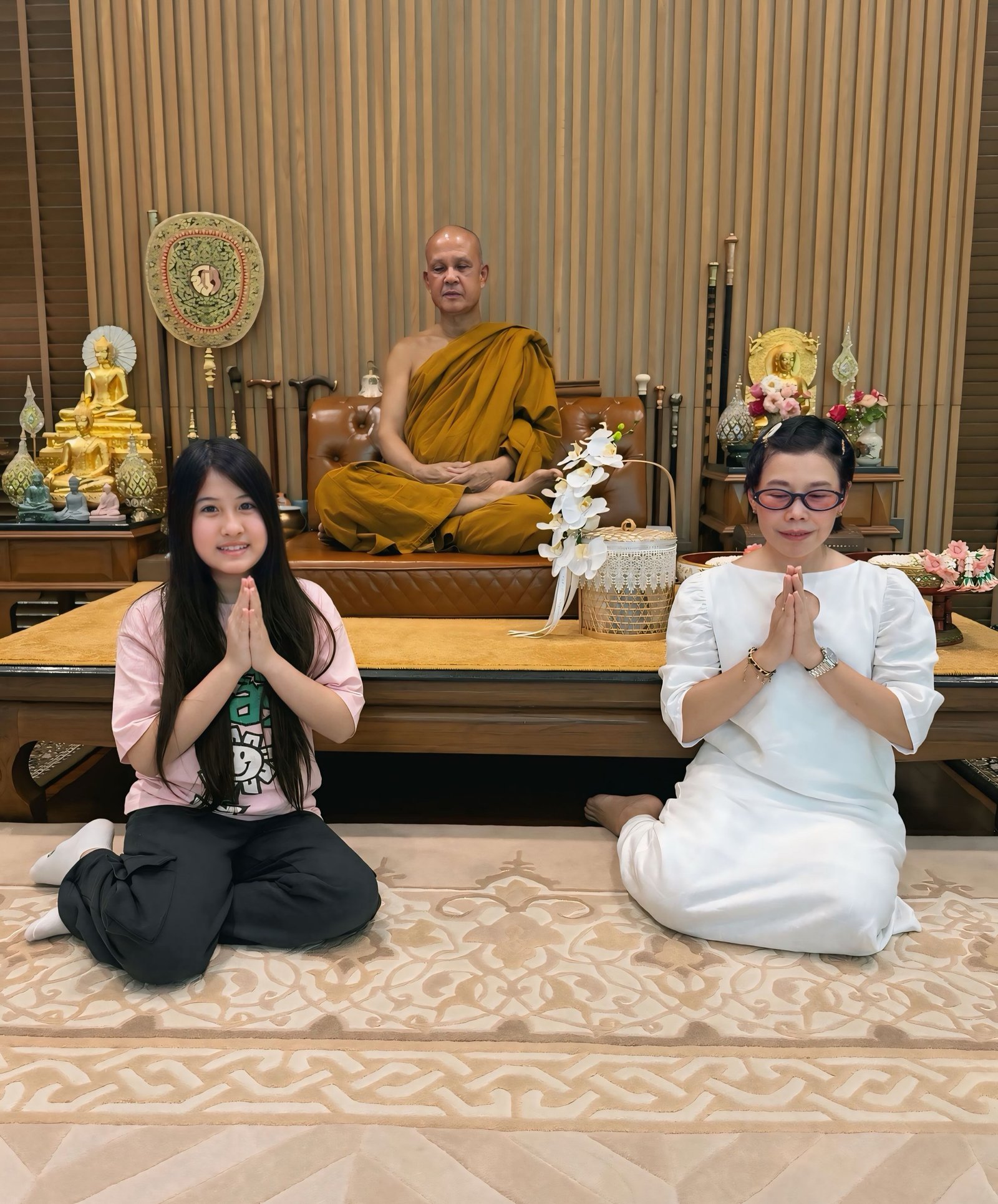 ภาพประทับใจ น้องมายู ควงคุณแม่เมย์ เฟื่องอารมย์ ทำบุญถวายเทียนพรรษา