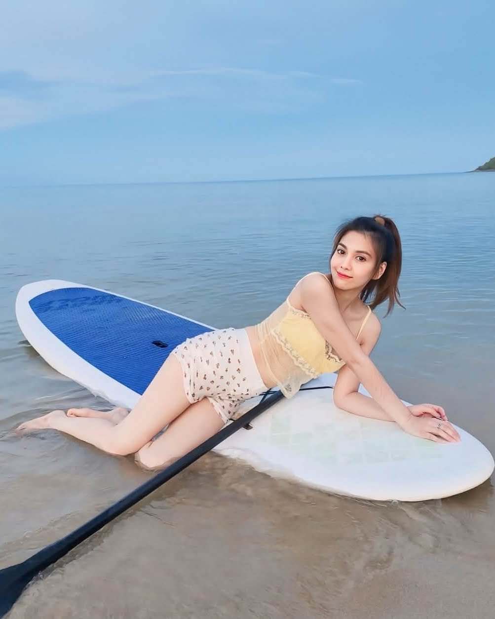 พั้นช์ วรกาญจน์ อวดลุคแซ่บชุดซีทรูริมทะเล แฟนคลับใจละลาย