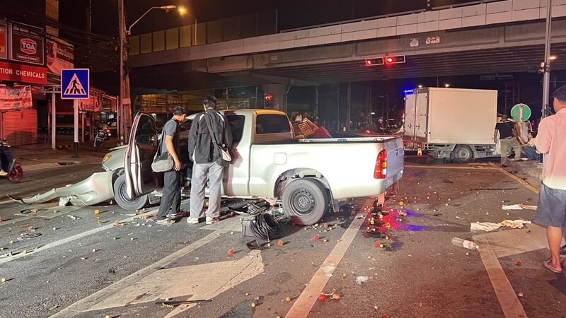 ระทึกแยกสวนสมเด็จ! กระบะชนยับ 3 คันรวด บาดเจ็บ 5 ราย ต่างฝ่ายต่างอ้างไฟเขียว