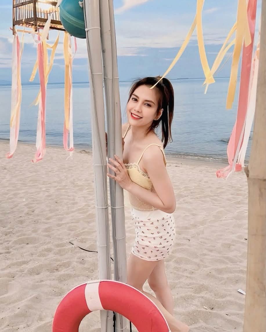 พั้นช์ วรกาญจน์ อวดลุคแซ่บชุดซีทรูริมทะเล แฟนคลับใจละลาย