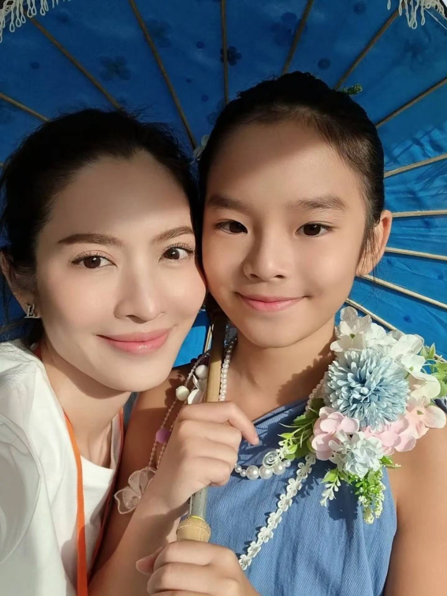 แอฟ ทักษอร โพสต์ภาพเปิดเทอม น้องปีใหม่ ทำแฟนคลับตะลึงความสูงพุ่งพรวด