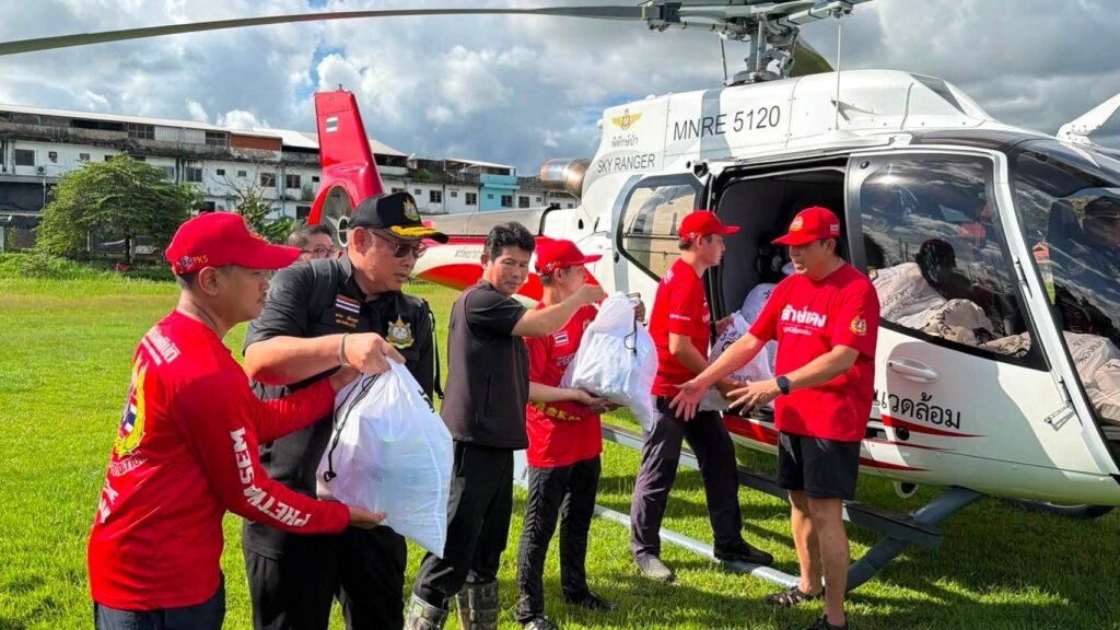 อุทยานฯ ดอยภูคาเปิดศูนย์พักพิง ระดมเฮลิคอปเตอร์ ทส. เร่งช่วยผู้ประสบภัยถนนถูกตัดขาด