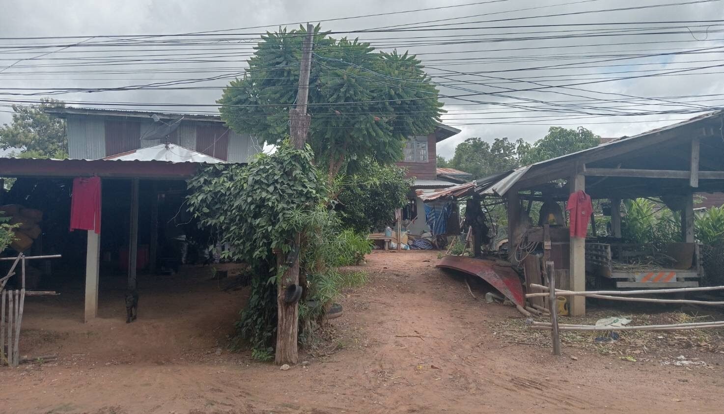 ชาวบ้านกาฬสินธุ์แห่แขวน ‘ผ้าแดง’ หน้าบ้าน เชื่อป้องกัน ‘ผีแม่ม่าย’ หลังเกิดเหตุใหลตายปริศนา