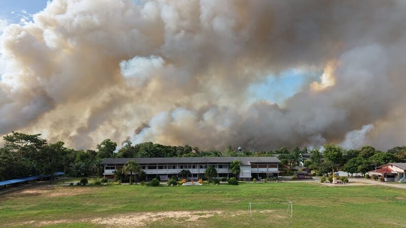 ไฟไหม้ป่าพรุควนเคร็งวันที่ 2 ลามใกล้โรงเรียน กระทบชาวบ้านกว่า 3 พันคน