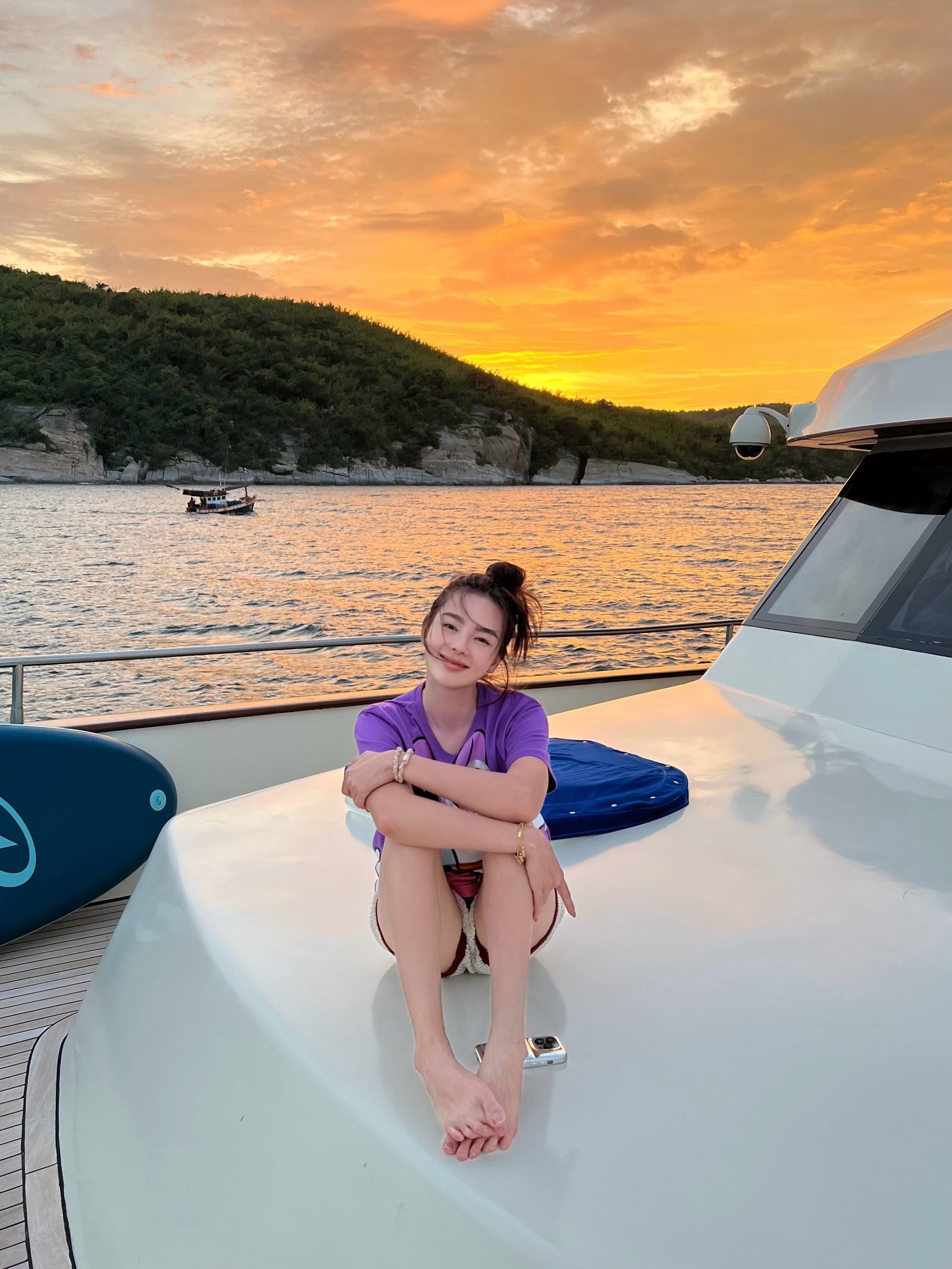 ดิว อริสรา เผยลุคเรียบง่ายบนเรือ แฟนคลับแห่ชมสวยสดใสเป็นธรรมชาติ