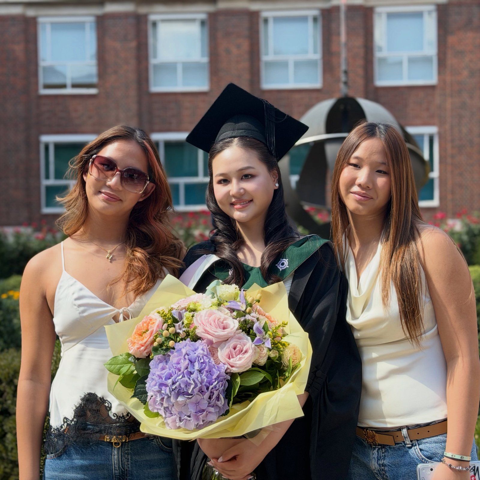 อบอุ่นหัวใจ! ครอบครัวรังษีสิงห์พิพัฒน์ บินลัดฟ้าฉลองความสำเร็จหลานสาวเรียนจบจากอังกฤษ