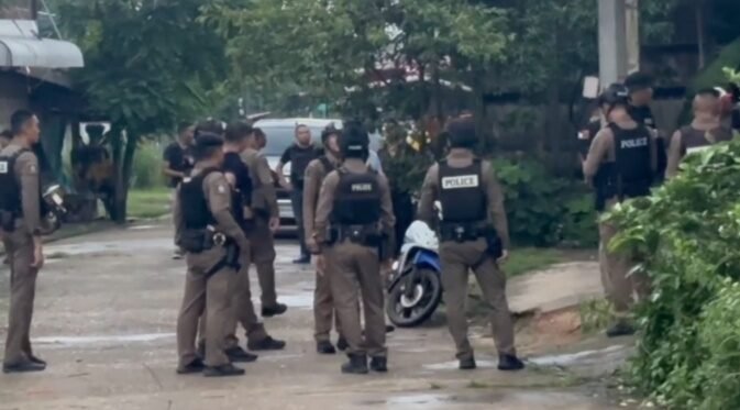 ระทึกมุกดาหาร! ชายคลั่งถือปืน 2 กระบอกขังตัวเองในบ้านนานกว่า 5 ชม.