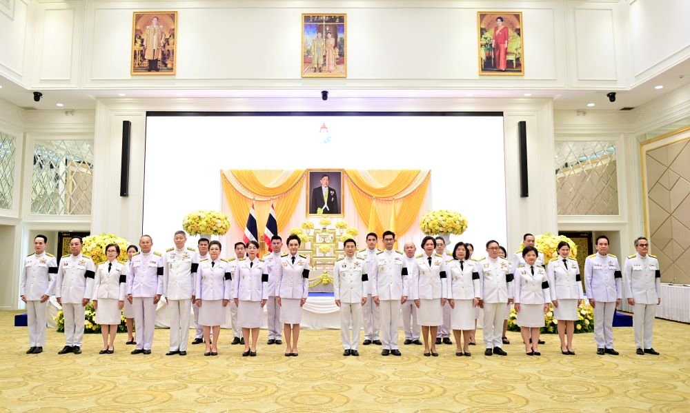 นางศุภจี สุธรรมพันธุ์ นำคณะกระทรวงพาณิชย์ถวายสัตย์ปฏิญาณเนื่องในวันเฉลิมพระชนมพรรษา