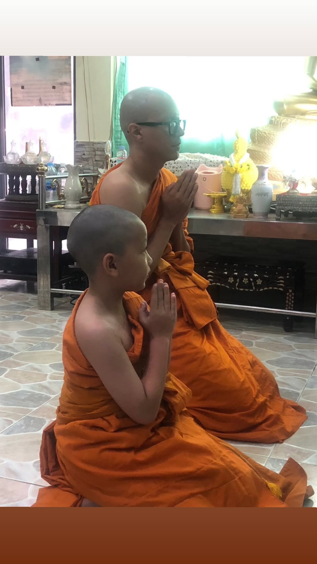 เผยภาพ 'อูน่า' พี่สาว 'เร แม๊คโดแนลด์' บินตรงจากลอนดอนร่วมส่งน้องชายครั้งสุดท้าย