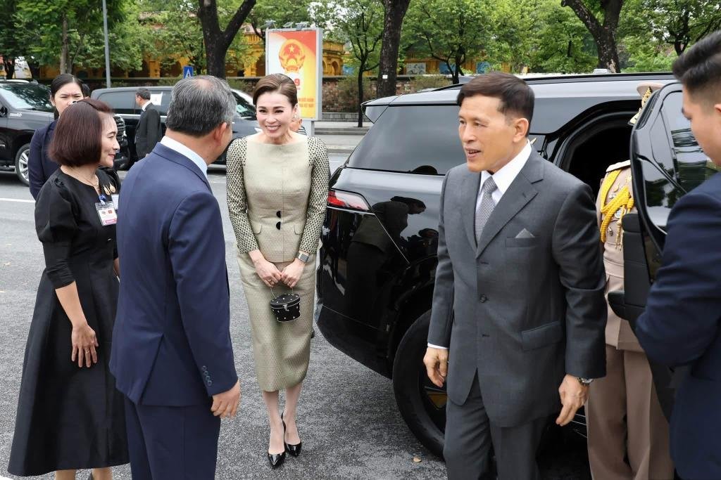 พระบาทสมเด็จพระเจ้าอยู่หัว และสมเด็จพระนางเจ้าฯ พระบรมราชินี ทรงวางพวงมาลา ณ อนุสาวรีย์วีรชน