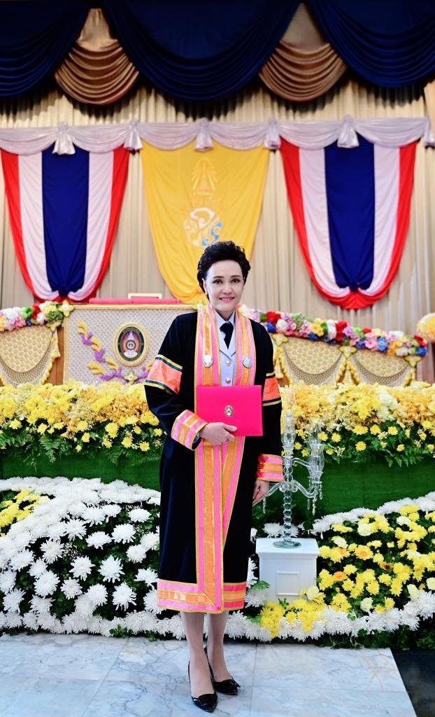 ศุภจี สุธรรมพันธุ์ รับพระราชทานปริญญาดุษฎีบัณฑิตกิตติมศักดิ์ ม.ราชภัฏรำไพพรรณี