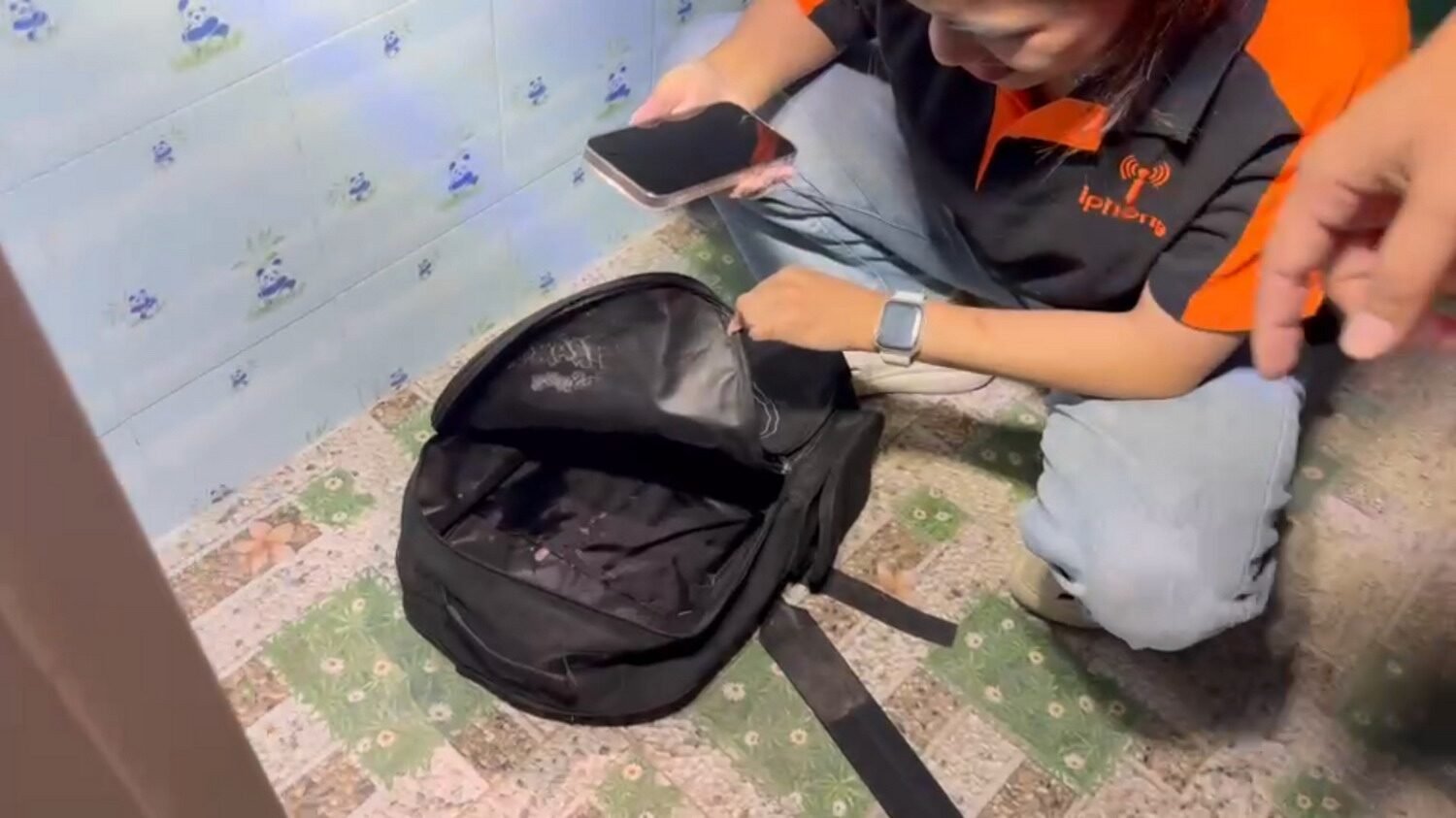 พบทารกแรกเกิดถูกทิ้งในกระเป๋าเป้กลางห้องน้ำวัดศรีศรัทธาธรรม จ.สมุทรสงคราม