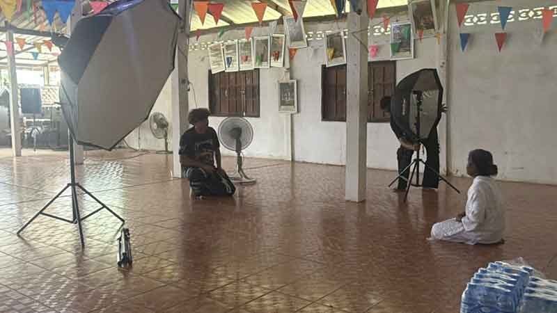 ช่างภาพหนุ่มน้ำใจงาม อาสาถ่ายรูปใหม่ให้คุณยายวัย 70 หลังถูกมิจฉาชีพหลอก
