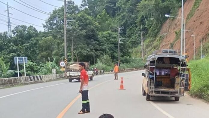 สลด! สาวใหญ่ตกใจรถสองแถวไหล กระโดดลงถูกทับเสียชีวิตขณะเดินทางขึ้นเขา