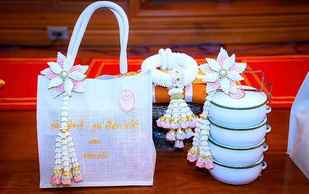 ดิว อริสรา ควง วู้ดดี้ ล่ำซำ ทำบุญวัดอรุณฯ แฟนคลับจับตานามสกุลใหม่