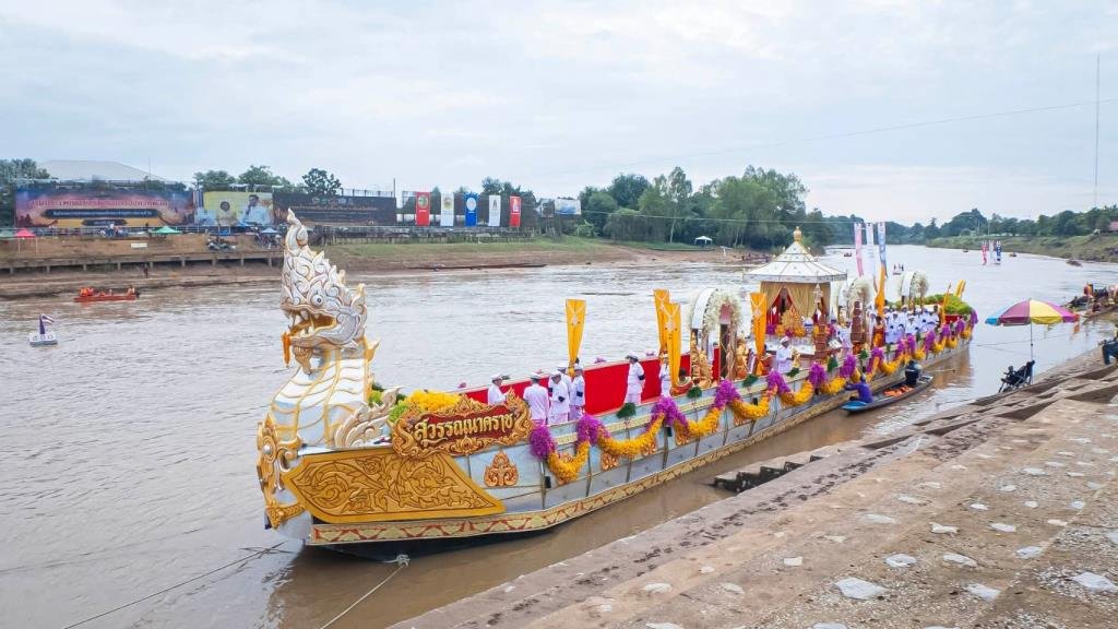 วิจารณ์สนั่น! งานแข่งเรือยาววัดท่าหลวงพิจิตรเงียบเหงา อัฒจันทร์แทบร้าง