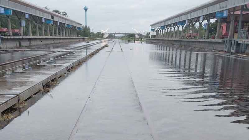 นครสวรรค์อ่วม! น้ำท่วมสถานีรถไฟหัวงิ้ว กระทบชาวบ้าน 60 หลังคาเรือน