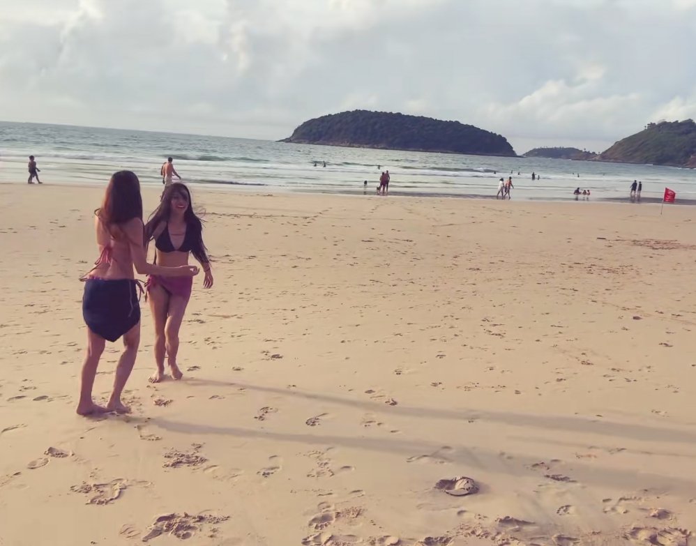 มิย่า-แตงโม เพื่อนสนิทโรเตอร์ อวดความสดใสท้าแดดริมทะเล