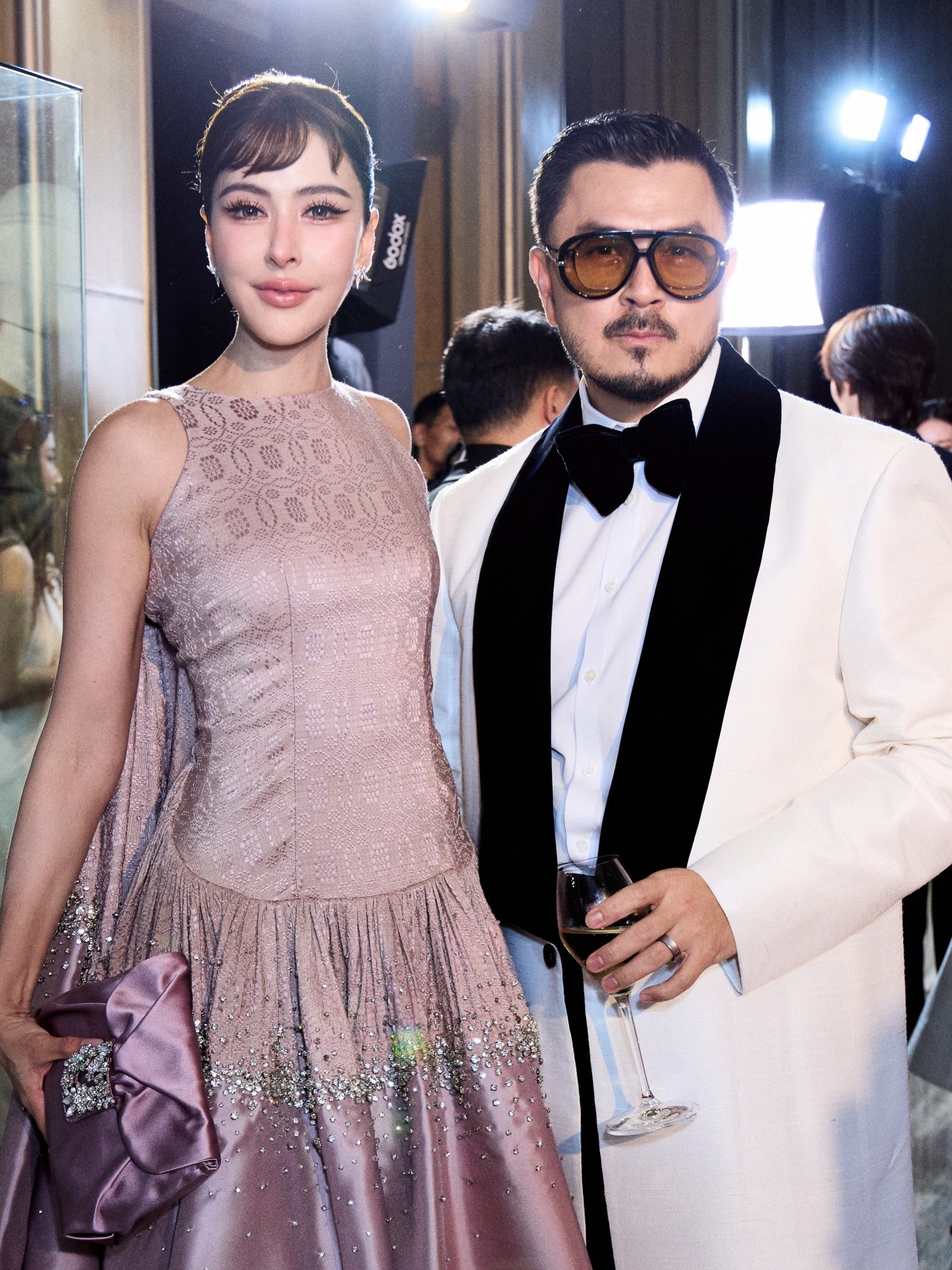 ศรีริต้า เจนเซ่น สวยสะกดตาในชุดเดรสชมพู ควงสามีร่วมงาน Vogue Gala 2026
